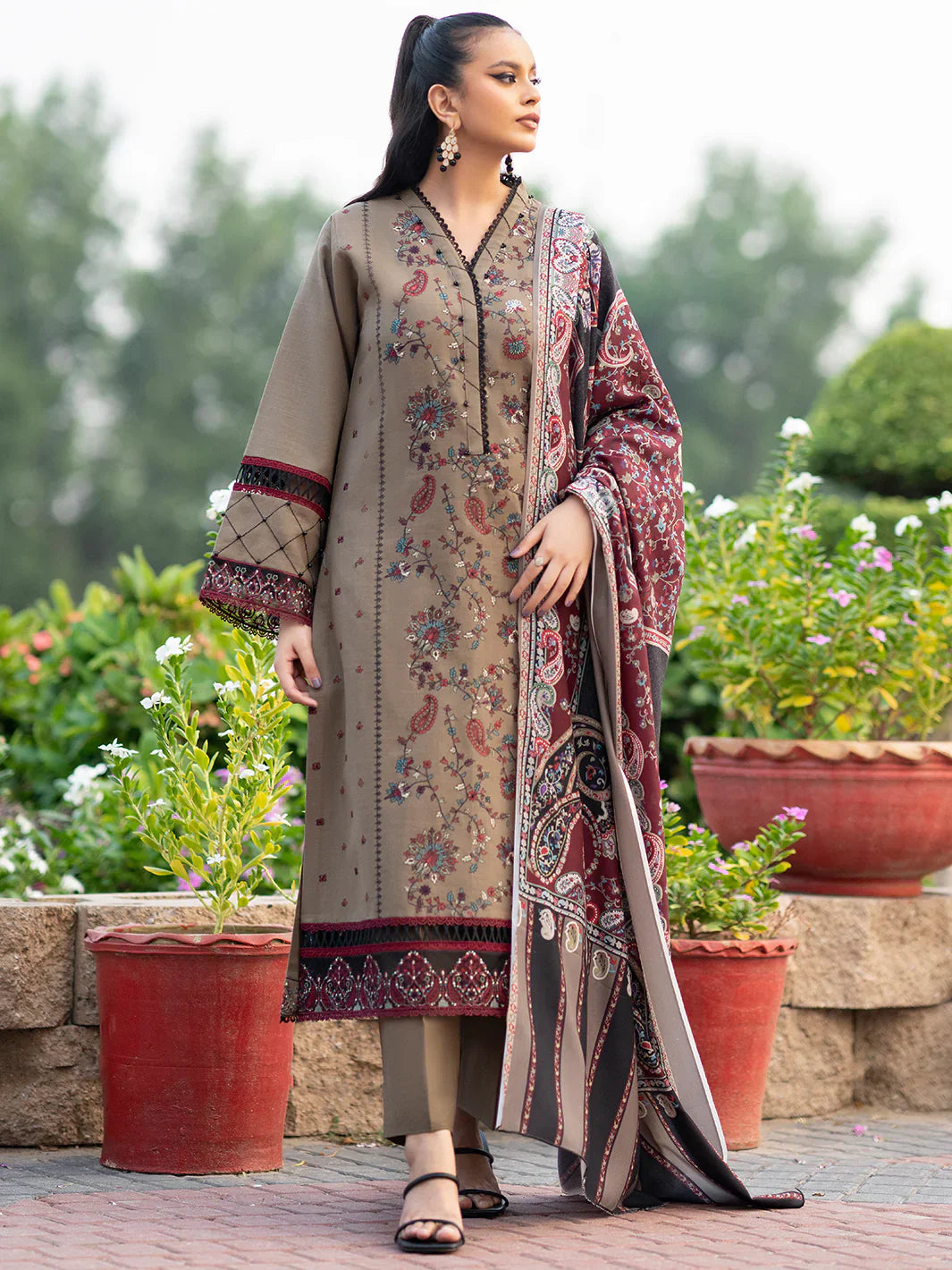 BIN ILYAS Embroidered Lawn 3 Piece Suit D/660