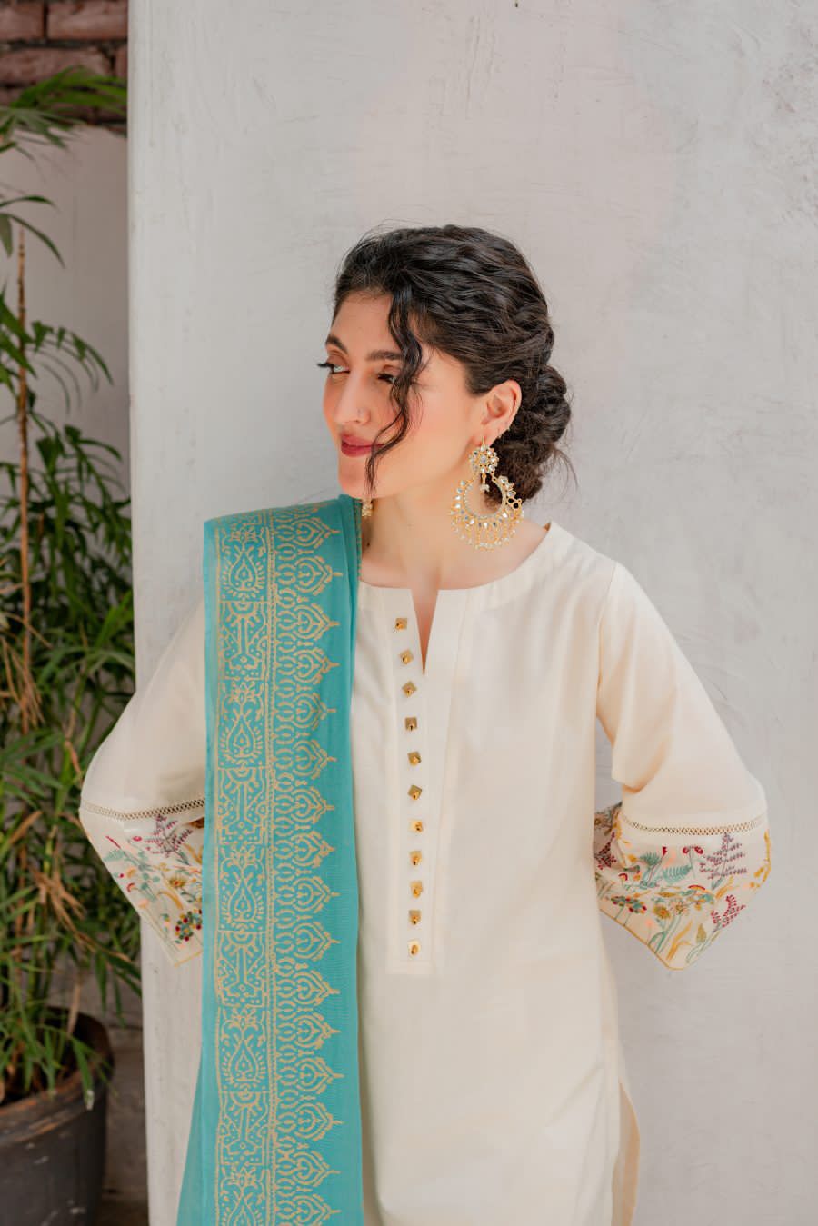 Embroidered Off White Lawn 3 Piece Suit D/882