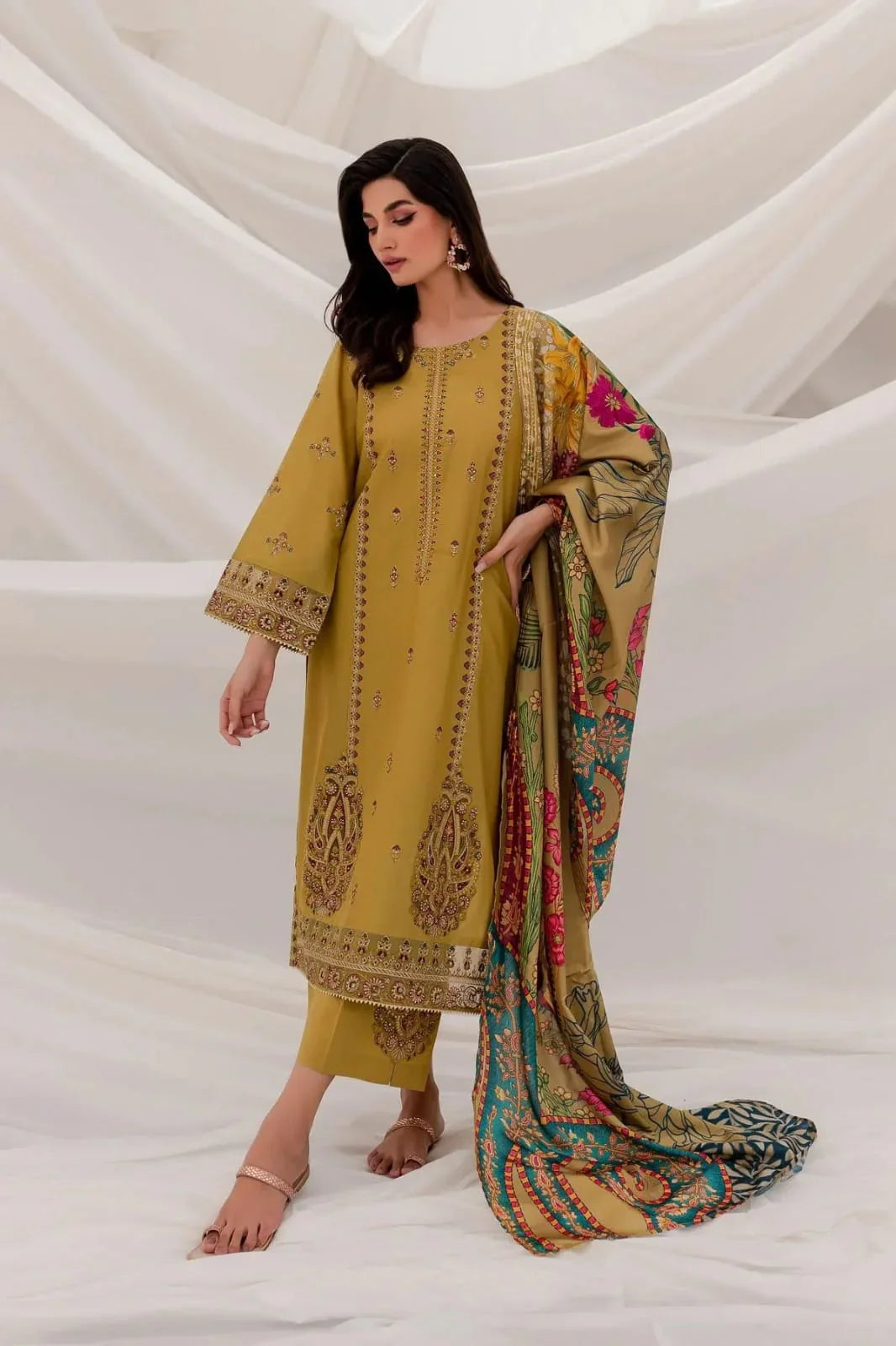 Sapphire Embroidered Lawn 3 Piece Suit D/857